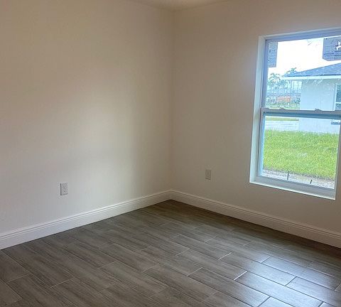 3rd image of 2932 Evans Ave #1