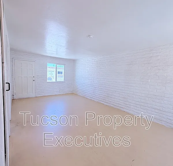 319 E Blacklidge Dr #2 — Photo 8