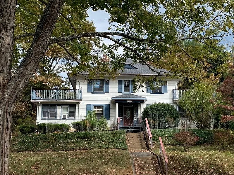 105 Edwin Pl #4