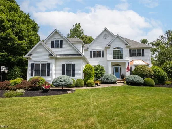 8150 Wisteria Dr, Chagrin Falls, OH 44023