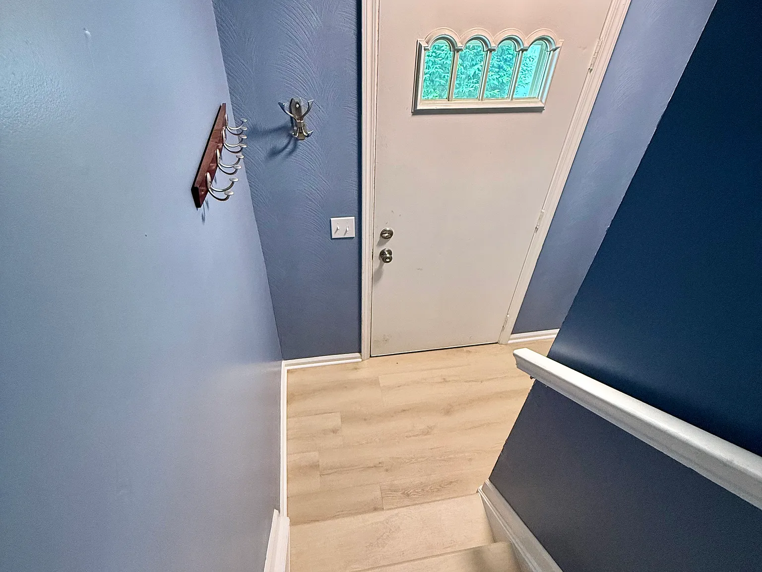 1083 Cunningham Dr — Photo 2