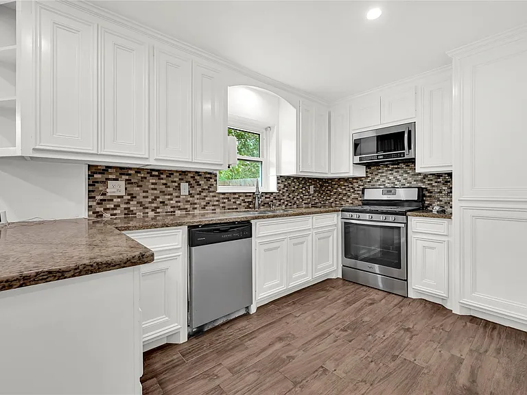 470 Beresford St — Photo 3