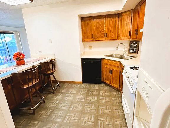 3rd image of 884 N Prairie Ave
