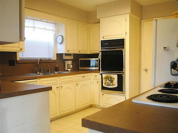 The family chef will enjoy preparing meals in this spacious kitchen with double ovens and lots of counter space.