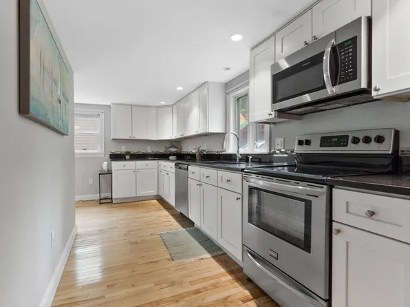 16 Hillside Ct, Amesbury, MA 01913