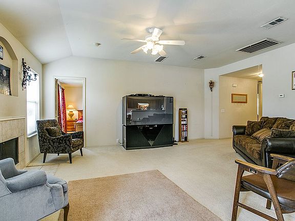 4th image of 4304 Vinyard Way