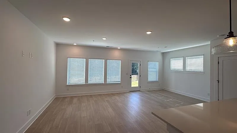 3 bed, 1931 sqft, $2,400 — Photo 3