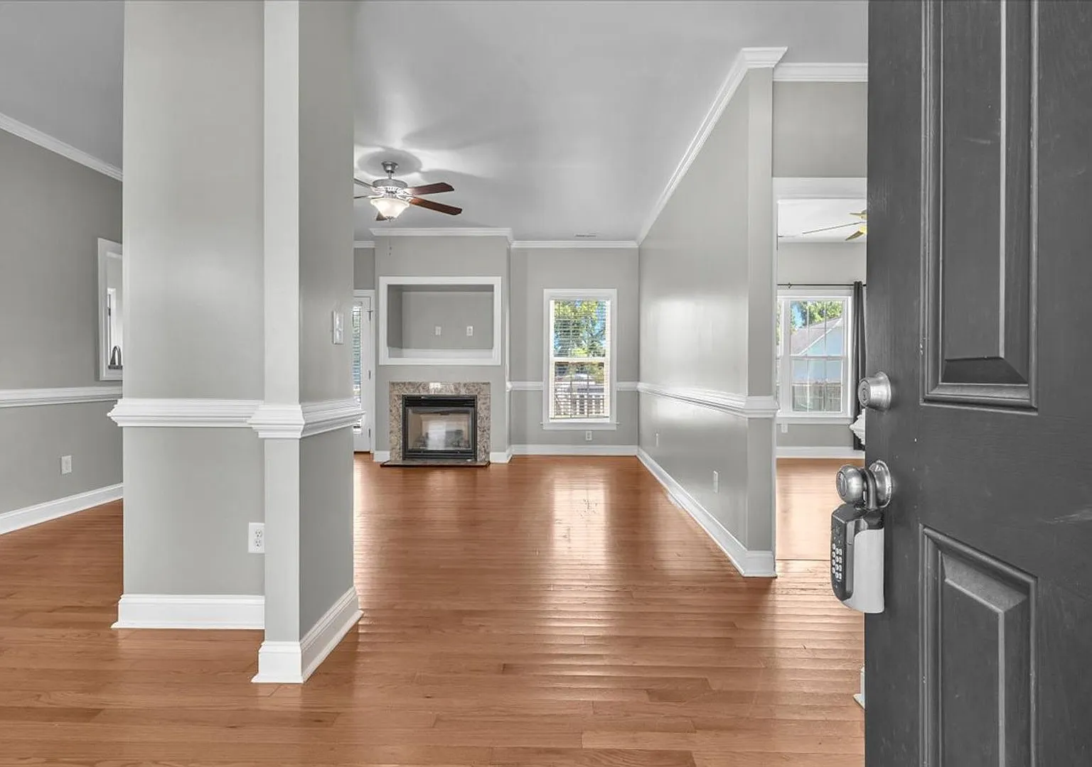 Spacious 4-bedroom home on over half an acre! — Photo 3