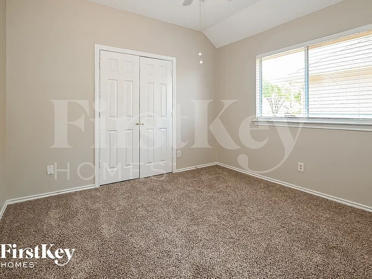 2210 Meadowstone Dr — Photo 12