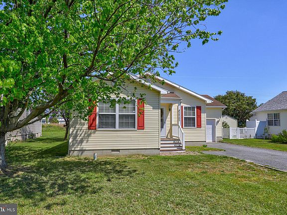 3rd image of 38205 Clover Ln