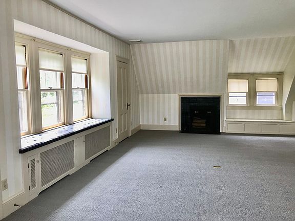 3rd image of 190 Bowen St #190