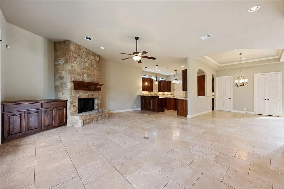 3 bed, 2.0 bath, 2150 sqft, $2,995 — Photo 4