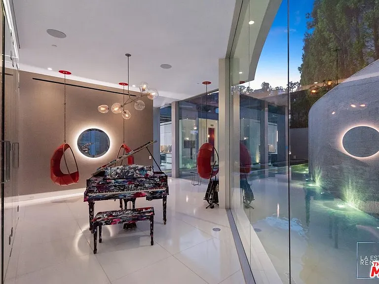 1814 N Doheny Dr — Photo 14