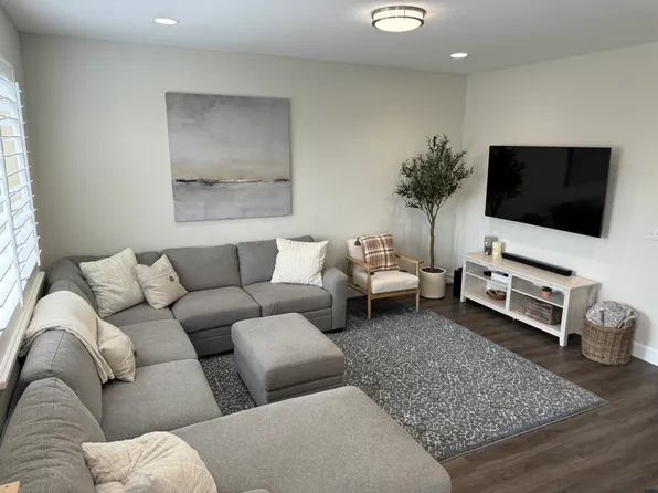 327 E Seagull Ln, Saratoga Springs, UT 84045