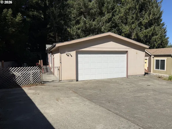 1520 Village Pines Ave, Coos Bay, OR 97420