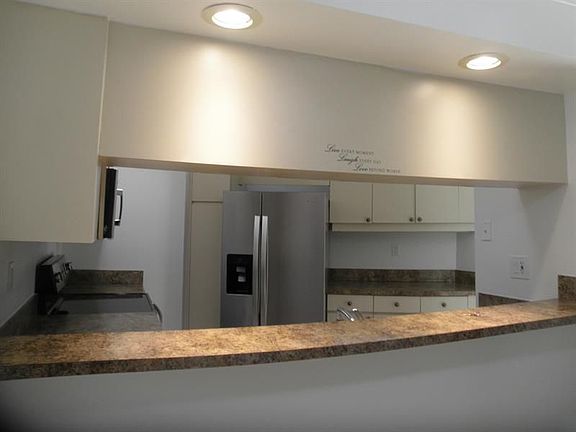 5th image of 3919 Victoria Dr #3919