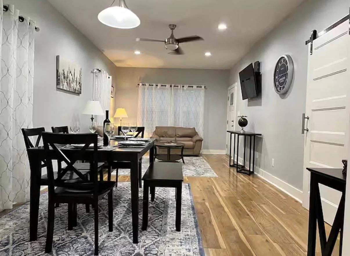 2 bed, 1.0 bath, 896 sqft, $2,400 — Photo 2