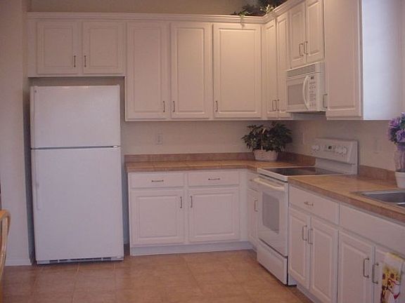 Kitchen w/ eating space