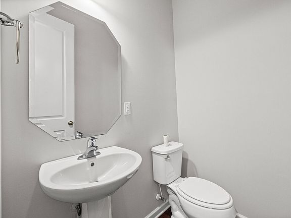 4th image of 827 Ayrshire Ave