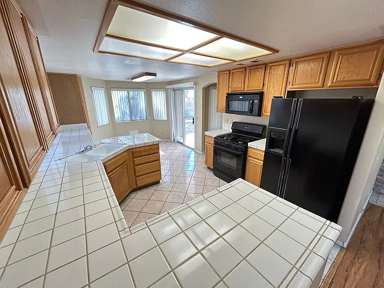 4552 Bradpoint Dr — Photo 11