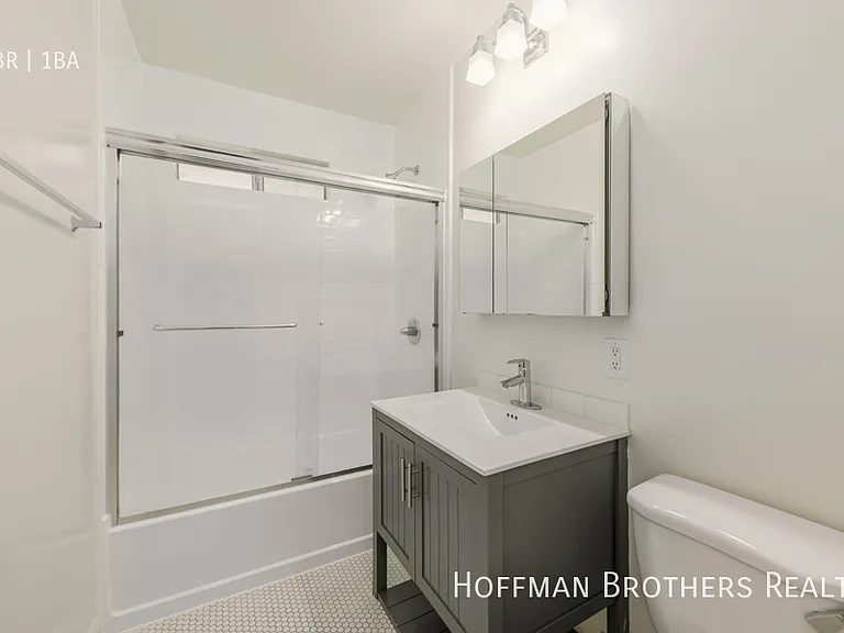 2001 N Beachwood Dr #18 — Photo 4