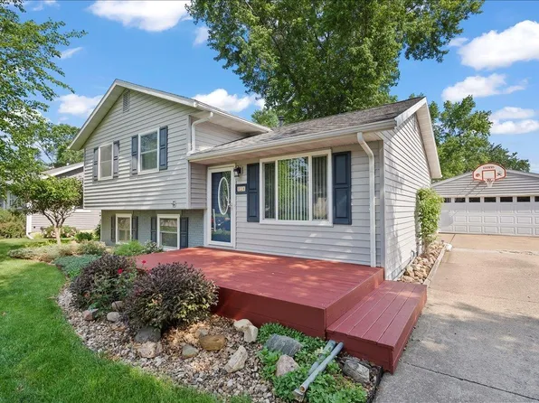 818 Calumett Dr, Cedar Falls, IA 50613