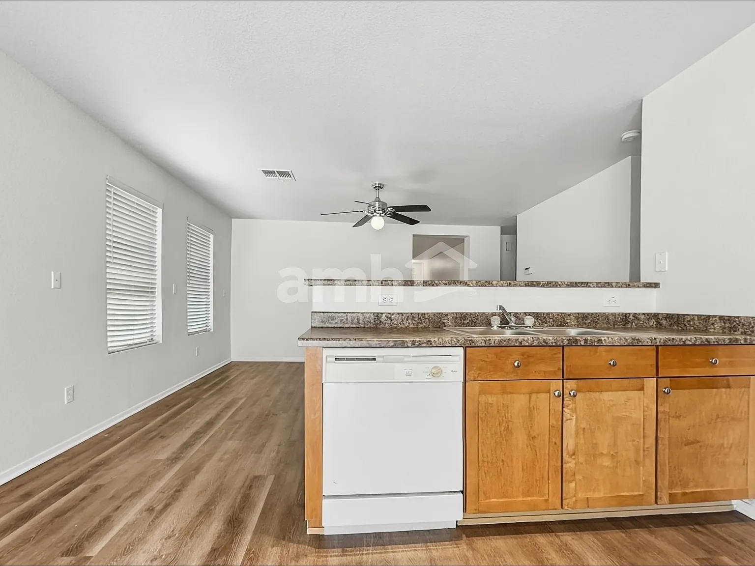 3 bed, 2.0 bath, 1808 sqft, $2,075 — Photo 4