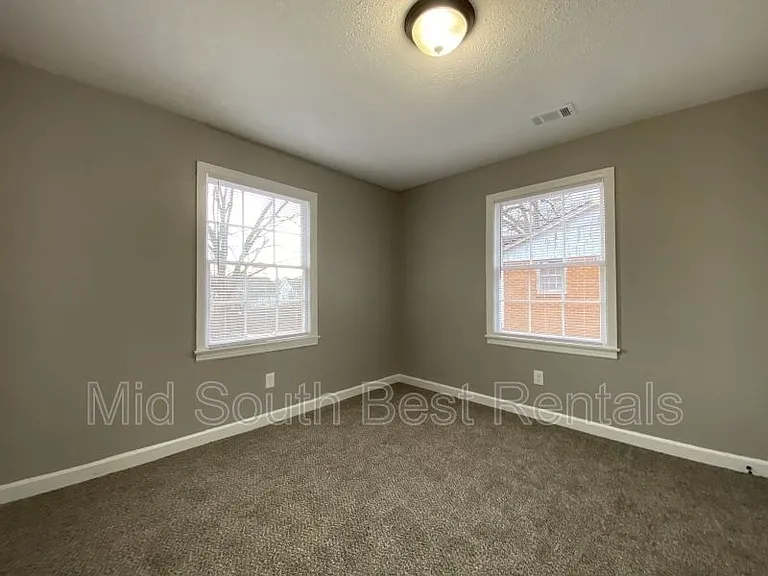 1319 S Jackson St — Photo 8