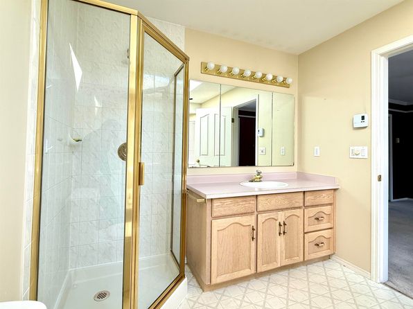 4 bedroom rental in Surrey — photo 15