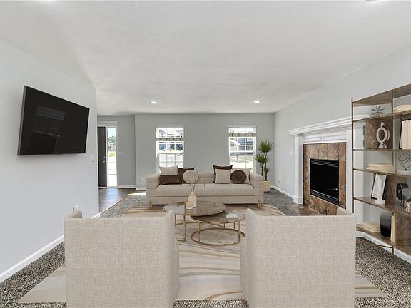 4th image of 586 Hawthorne Ln