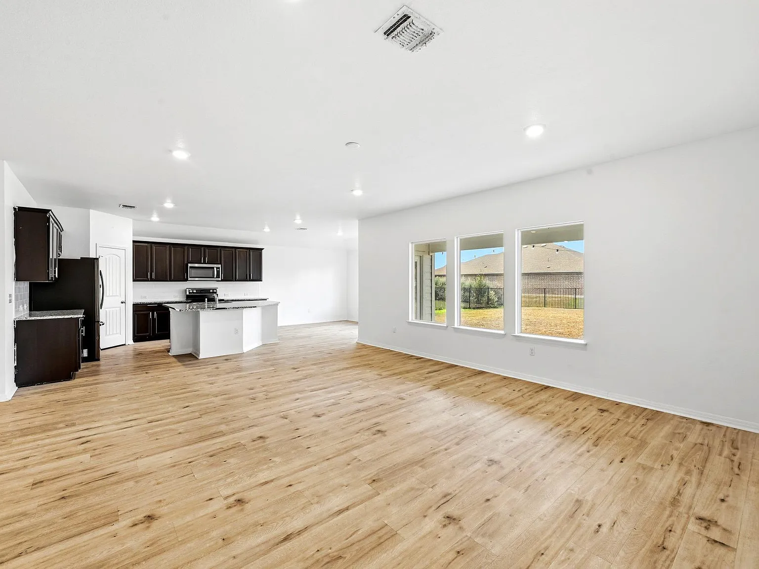 4 bed, 2.0 bath, 2143 sqft, $2,400 — Photo 4