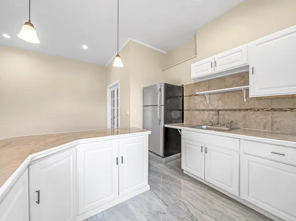 240 Clendenny Avenue image 19 of 40