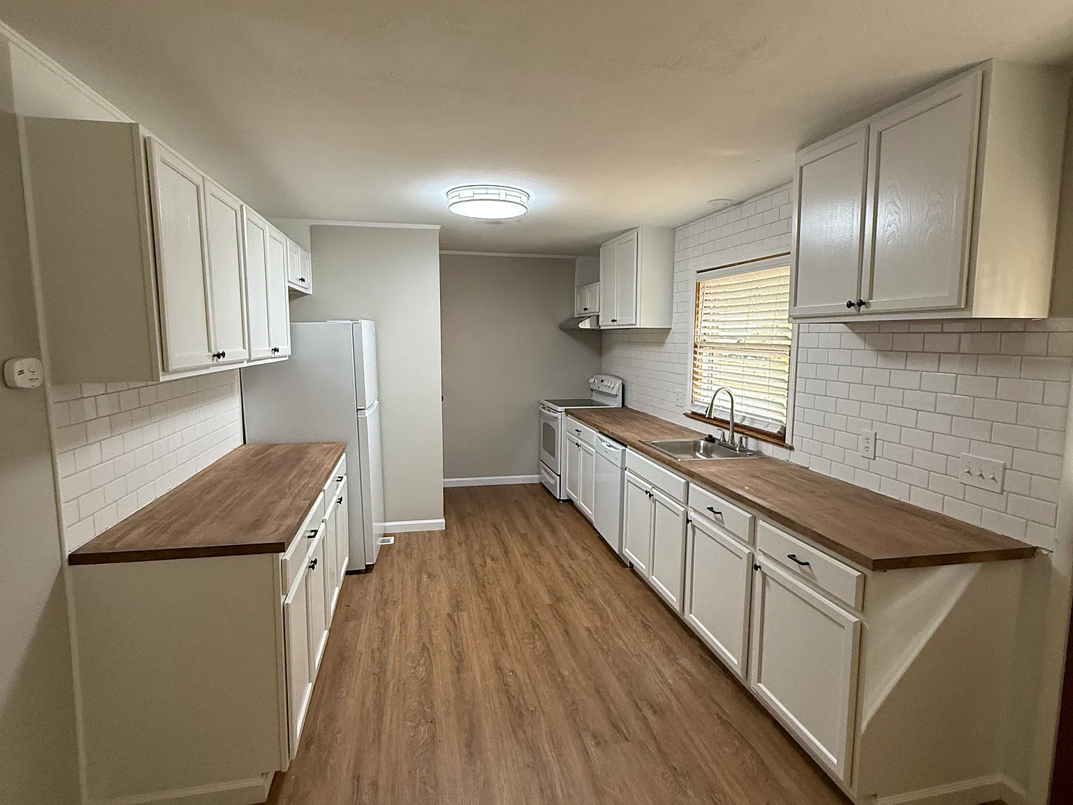 3 bed, 1.5 bath, 1390 sqft, $1,800 — Photo 4