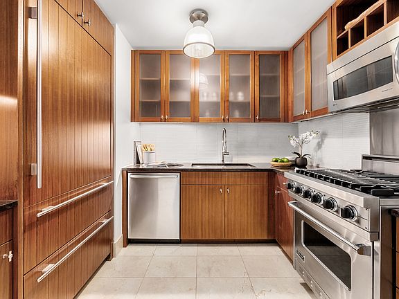4th image of 250 E 53rd St APT 806