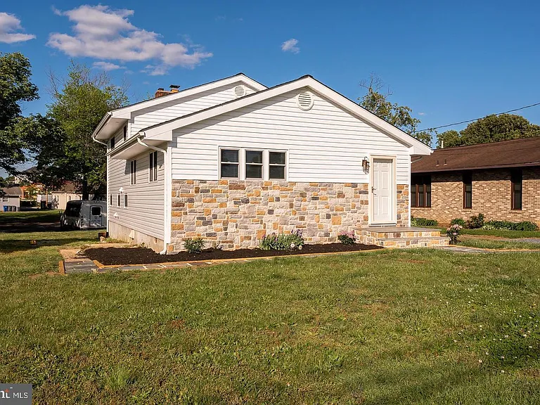 1952 Forest Dr — Photo 2