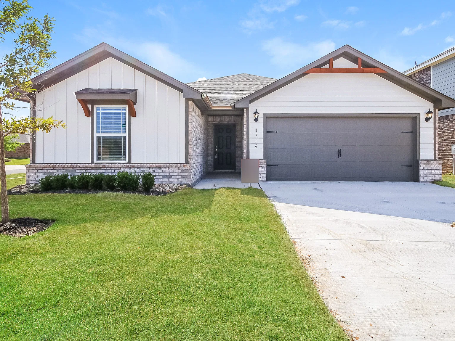 3 bed, 2.0 bath, 2152 sqft, $1,545 — Photo 1