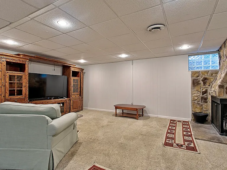 464 Vancover Ct — Photo 16