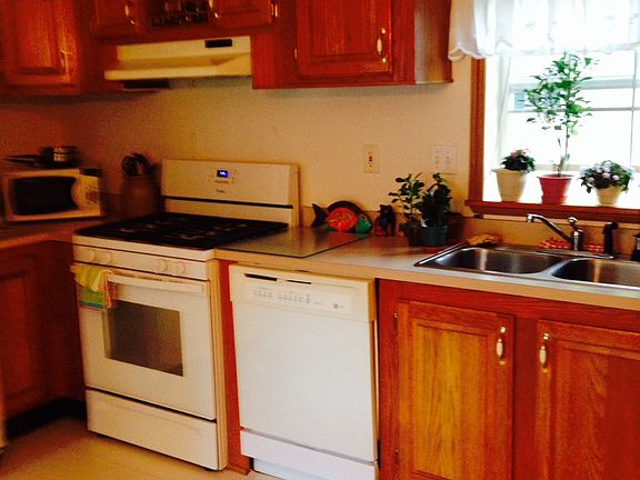 3rd image of 46 Ryefield Dr