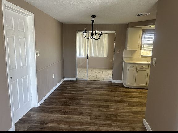 3rd image of 1025 Classic Dr