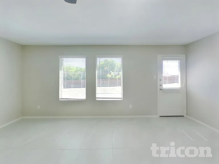 1740 Claireborne Ct — Photo 2