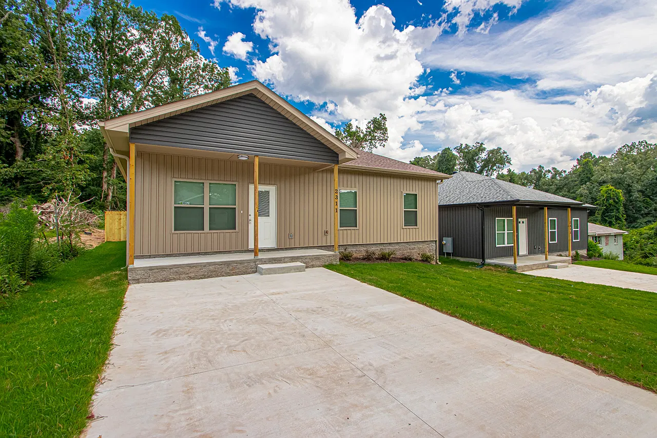 Stylish 4-Bed, 2-Bath New Build with Open Layout and Private Backyard — Photo 3