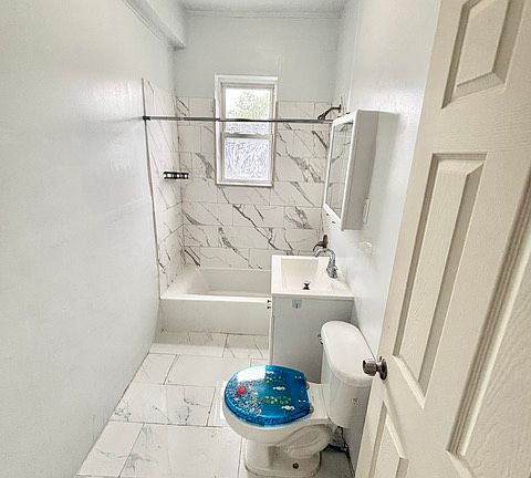 5th image of 117 S Clinton St #301