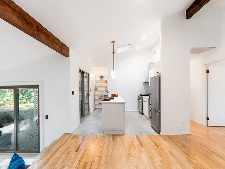 20 Lotus Ave — Photo 7