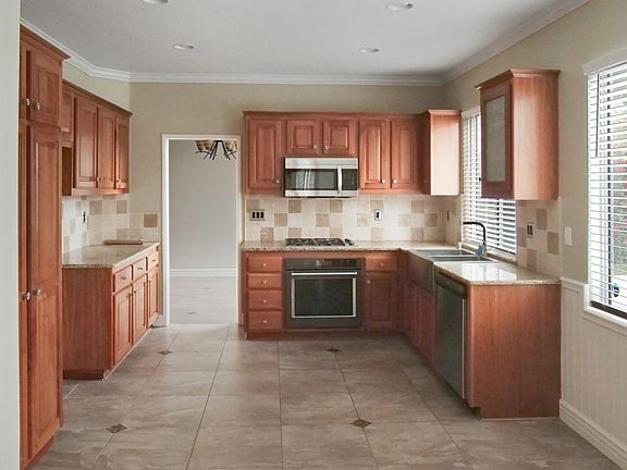 Kitchen w/custom cabinetry