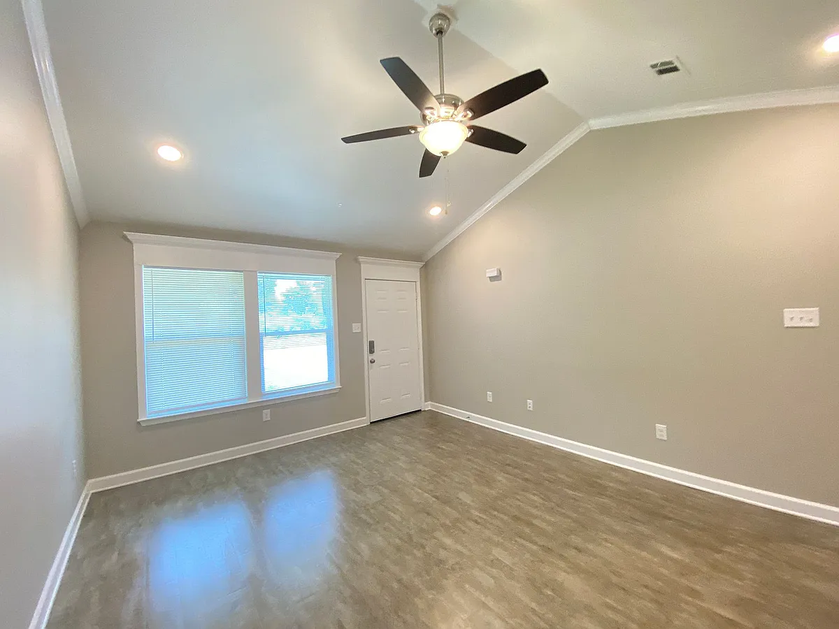 Building Photo - 103 Redbud Ct