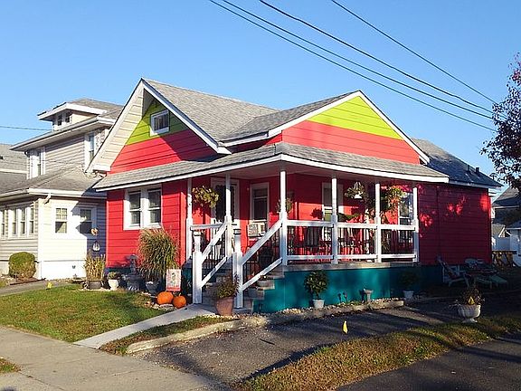 Front Cottage Sidewalk View