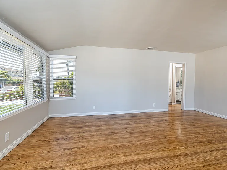 521 E Date St — Photo 7