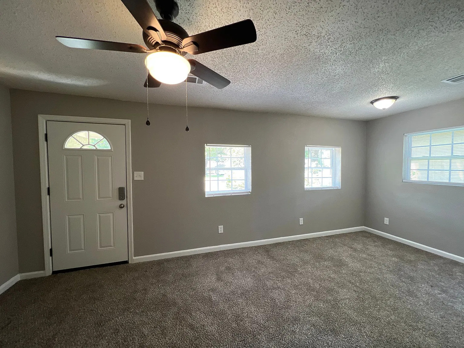 1460 Robin Hood Ln — Photo 3