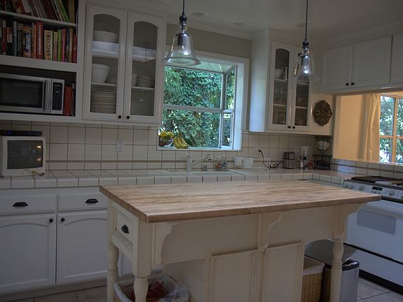 3rd image of 220 Donner Ave