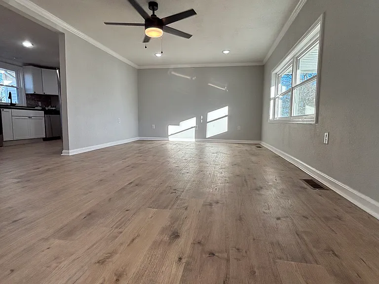 204 W England Ave — Photo 8
